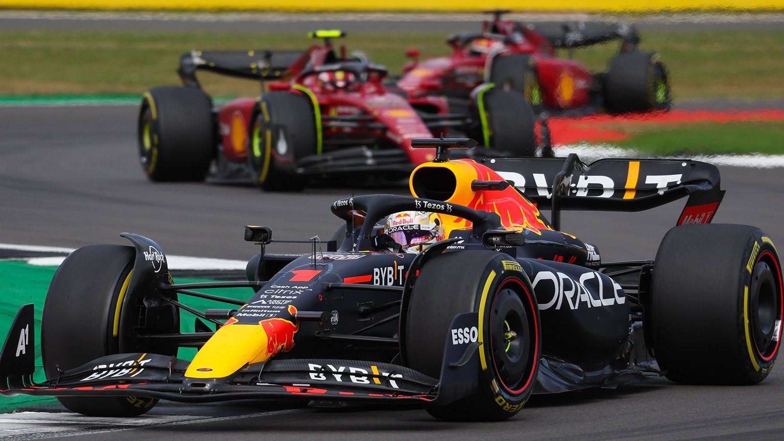 
                <strong>Verlierer: Max Verstappen</strong><br>
                Erlebt ein schwieriges Rennen. Sieht zu Beginn sehr gut aus und führt das Rennen an. Beschädigt sich dann den Unterboden und verliert Performance. Kämpft sich am Ende auf Platz sieben und hat Glück, dass sein WM-Konkurrent Charles Leclerc aufgrund seiner Strategie das Podium verpasst. Führt die Fahrerwertung weiterhin an und hat immer noch 43 Punkte Vorsprung vor dem Monegassen.
              