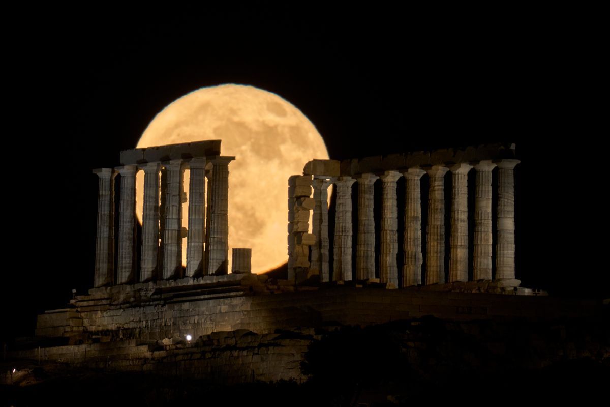 Kap Sounion in Griechenland - Naturschauspiel an historischem Bauwerk:: Der Erdbeermond geht hinter dem antiken Poseidontempel auf.