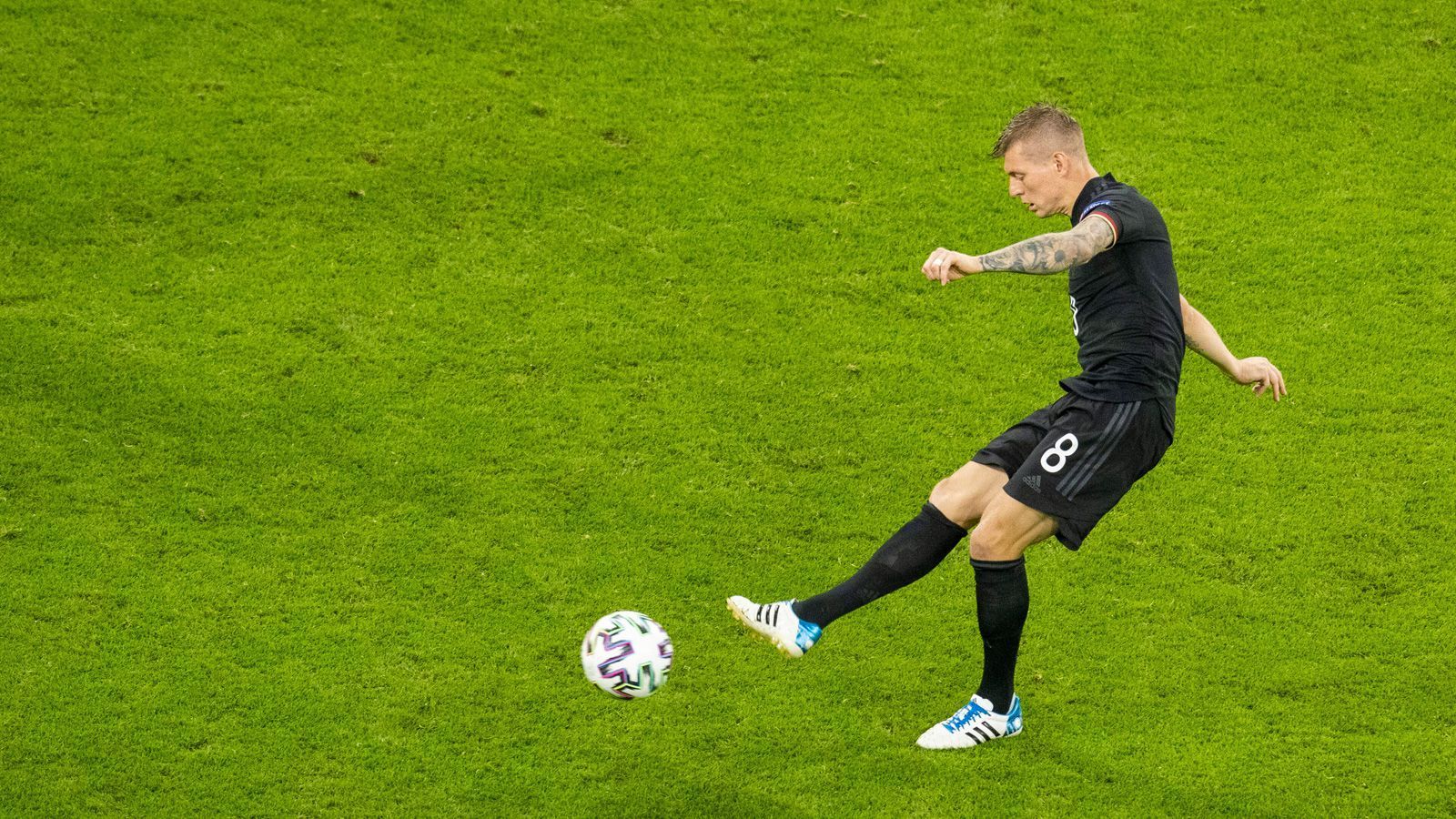 
                <strong>Zentrales Mittelfeld: Toni Kroos</strong><br>
                Als Ballverteiler läuft Kroos neben Goretzka auf. Mit einem zweikampfstarken Spieler wie Goretzka neben sich hat Kroos in der Vergangenheit die besten Spiele gemacht.
              