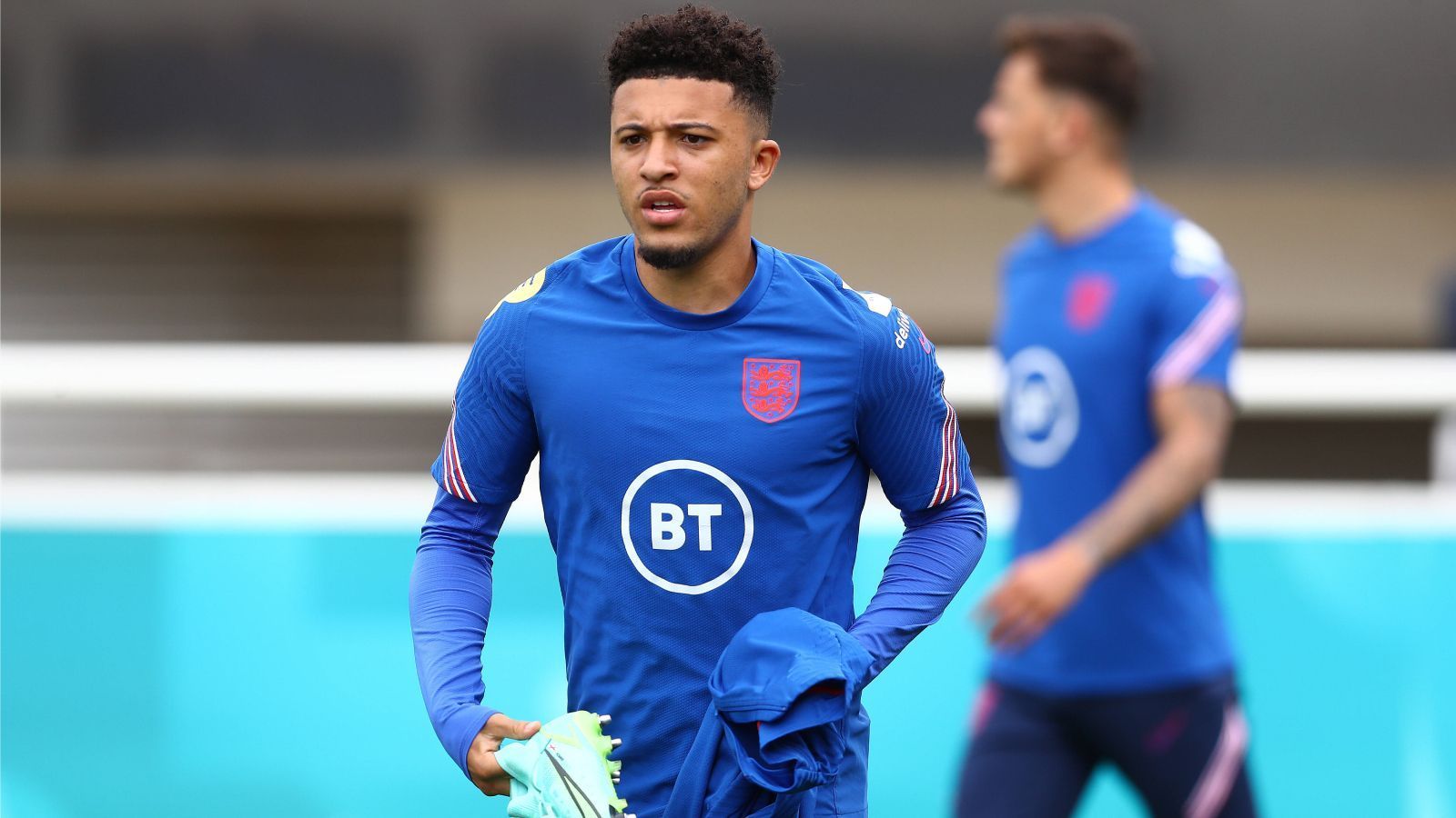 
                <strong>Verlierer: Jadon Sancho</strong><br>
                Bei der Diskussion um die englische Startelf vor dem Spiel gegen Kroatien (1:0) fiel nicht selten der Name Jadon Sancho. Am Ende war der Dortmunder nicht in der ersten Elf, er gehörte nicht mal zu den ersten 23, was sehr überraschend war. Laut übereinstimmenden Medienberichten trainierte Sancho schlichtweg nicht gut genug. Die Maßnahme von England-Coach Gareth Southgate sollte für den Außenstürmer (hoffentlich) ein Warnschuss sein.
              