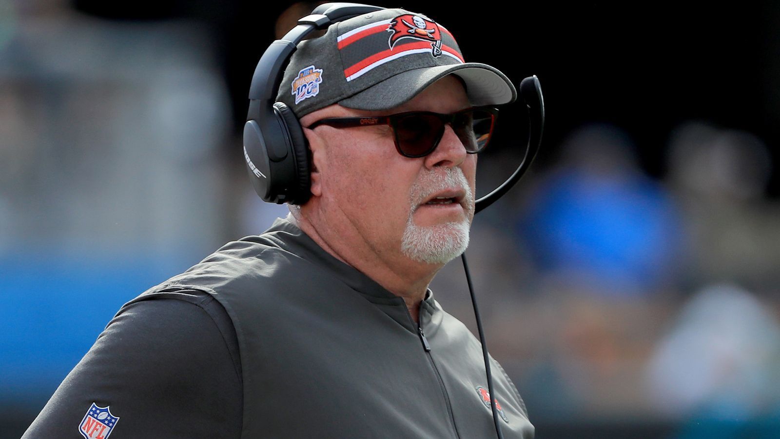 
                <strong>2. Bruce Arians </strong><br>
                "No risk it, no biscuit, you can't live scared", so das Motto von Bruce Arians. Also: "Ohne Risiko kein Ertrag, man kann nicht in Angst leben." Der Head Coach der Buccaneers liebt offensiven Football. Und deswegen lieben wir Bruce Arians.
              