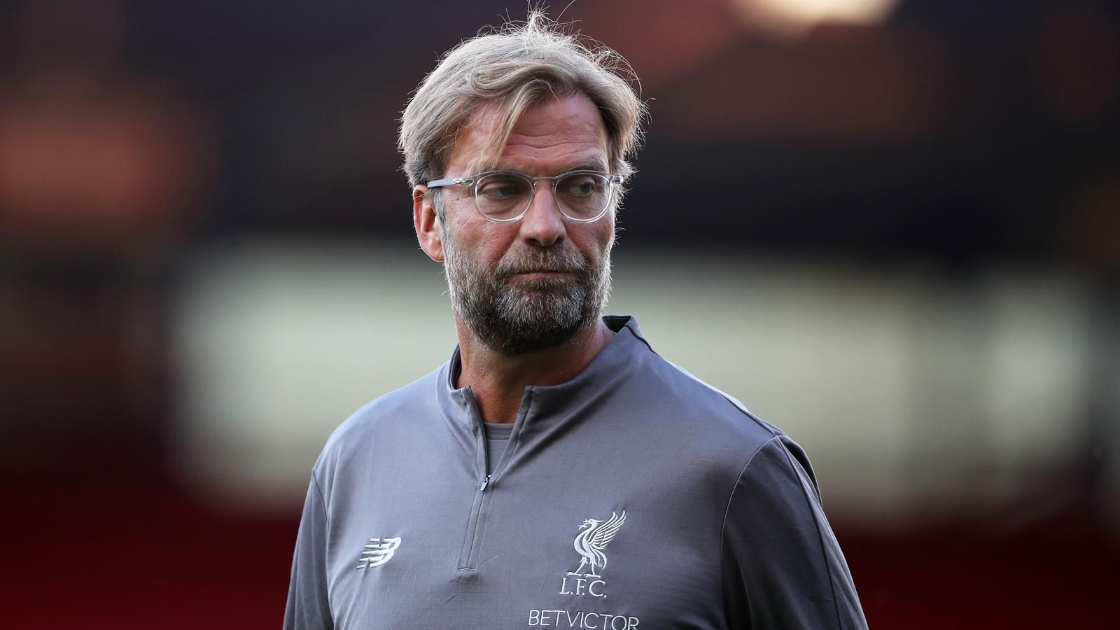 
                <strong>Ausgelichene Transferbilanz</strong><br>
                Bisher gab der ehemalige Dortmund-Trainer in Liverpool über 430 Millionen Euro auf dem Transfermarkt aus. Doch nicht nur Zugänge prägten die Transfer-Aktivitäten von Jürgen Klopp. Auch einige namhafte Abgänge spulten ordentlich Geld in die Kasse der "Reds". Beispielsweise der Wechsel von Philippe Coutinho für 125 Millionen Euro zum FC Barcelona. Insgesamt kann der FC Liverpool eine ausgeglichene Transferbilanz in den ersten zwei Amtszeiten von "The Normal One" aufweisen. Lediglich in diesem Sommer steht atkuell noch ein Minus von fast 170 Millionen Euro.
              