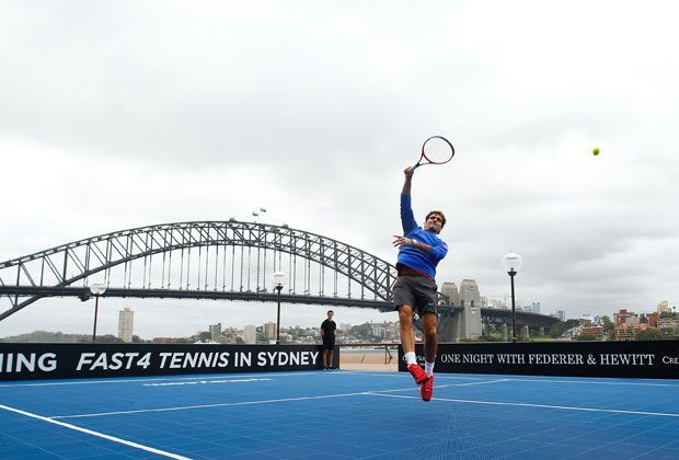 
                <strong>Wasser-Tennis mit Roger Federer und Lleyton Hewitt</strong><br>
                Dabei musste sich Federer zum Teil mächtig strecken. 
              