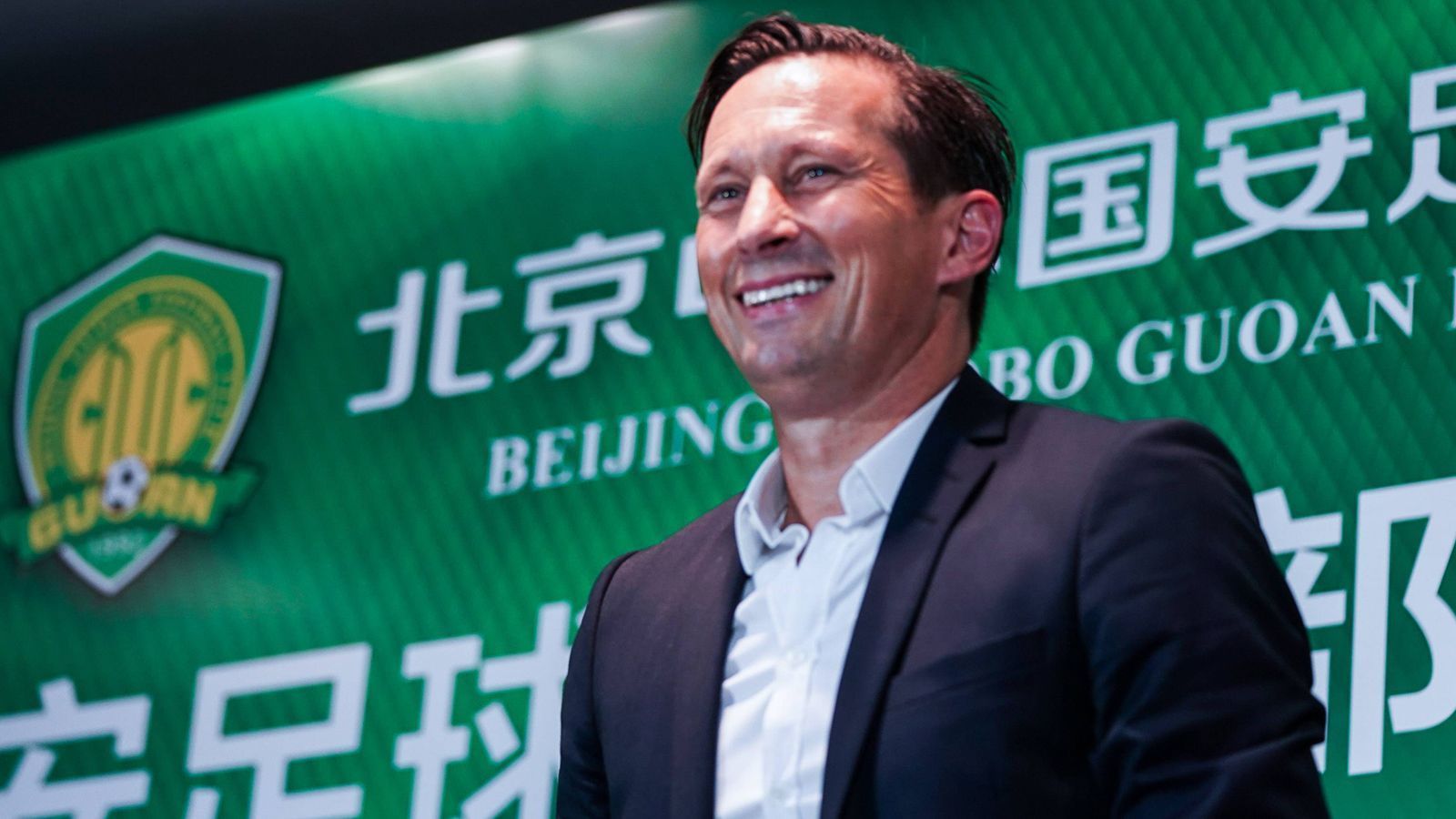 
                <strong>Roger Schmidt (Beijing Guoan)</strong><br>
                Auch Roger Schmidt könnte in das Beuteschema von RB Leipzig passen. Knapp drei Jahre arbeitete er bei Bayer Leverkusen, führte den Verein in die Champions League und bewies gerade auch für junge Spieler ein gutes Händchen. Allerdings steht Schmidt bis Ende 2019 noch in China unter Vertrag und kassiert dort ein fürstliches Gehalt. Günstig würde diese Verpflichtung also nicht werden.
              