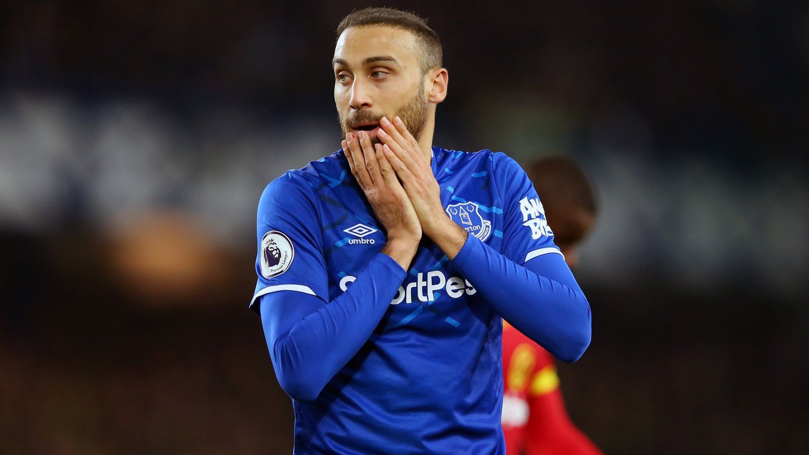 
                <strong>Cenk Tosun (FC Everton)</strong><br>
                In Frühjahr 2020 wollte der türkische Angreifer Cenk Tosun als Leihspieler bei Crystal Palace wieder in Form kommen, doch daraus wurde nichts. Schon im März wurde die Leihe vorzeitig beendet und der in Wetzlar geborene Nationalspieler kehrte zurück zu seinem Stammklub Everton. Der Grund: Wegen einer Kreuzbandoperation konnte bzw. kann der 29-Jährige weder im Saisonfinish der Premier League eingreifen, noch wird er in den folgenden Monaten der Saison 2020/21 eine Rolle bei den "Toffees" spielen. Frühestens im Spätherbst dürfte sich Tosun von den Folgen seiner Operation erholen.
              