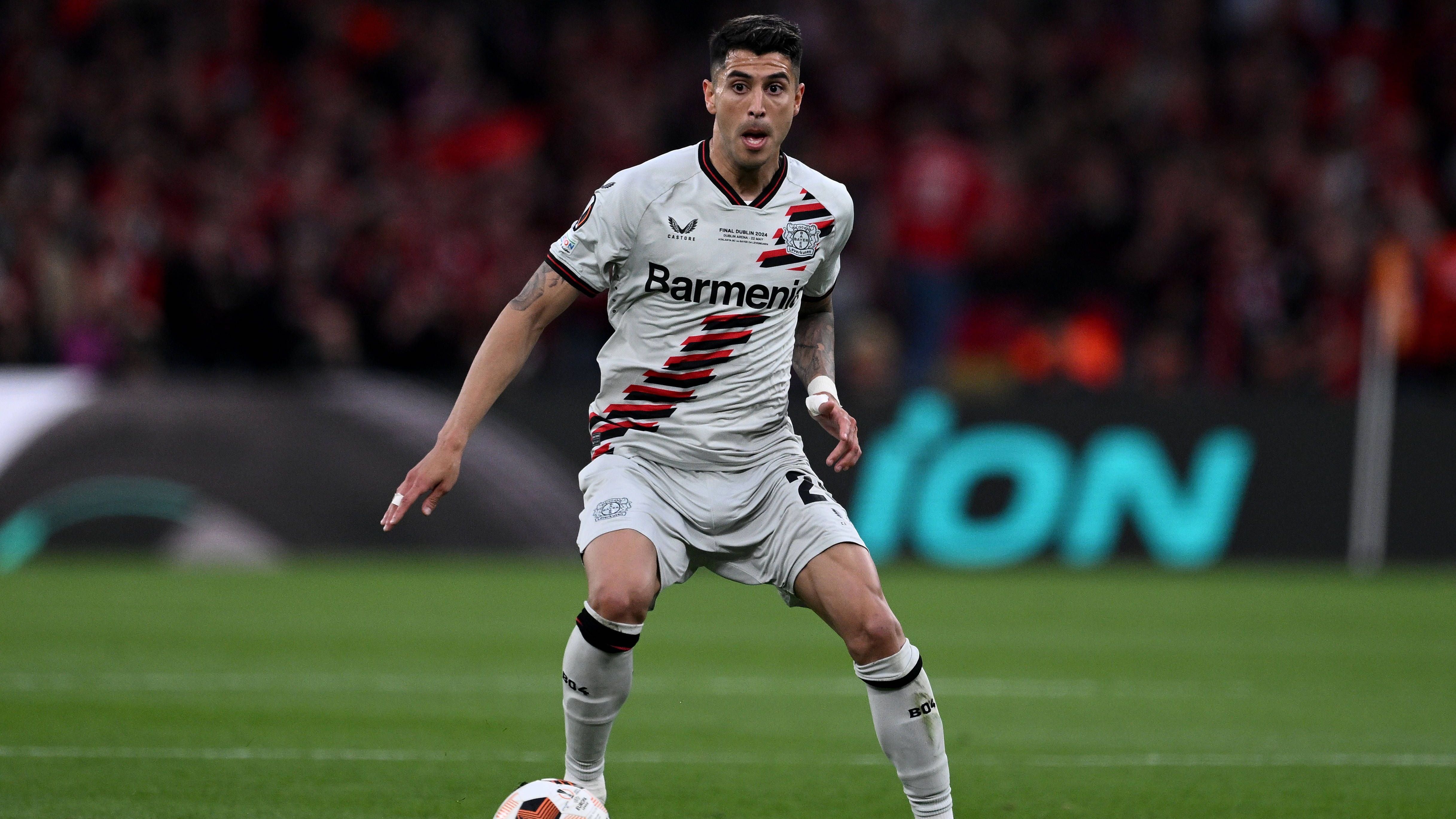 <strong>Exequiel Palacios</strong><br>Der Mittelfeldspieler ist bis 2028 gebunden. Der Argentinier wird schon länger mit Premier-League-Klubs in Verbindung gebracht, jedoch soll &nbsp;seine Ausstiegsklausel bei 70 Millionen Euro liegen. Jüngst machten Gerüchte die Runde, dass Hansi Flick den 25-Jährigen nach Barcelona holen möchte. Die Mittel dürften den Katalanen jedoch fehlen, was einen Verbleib wahrscheinlich macht.