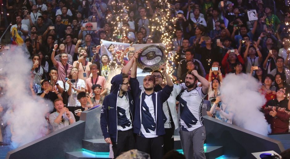 
                <strong>24.687.919 Dollar: The International 2017</strong><br>
                Wenn es um eSports-Preisgelder geht, kann es allerdings nur einen König geben: Dota 2 bricht seit Jahren regelmäßig alle Rekorde, wenn The International (TI) ansteht. 2017 gab es unglaubliche 24,6 Millionen Dollar zu gewinnen. Der Deutsche Kuro "KuroKy" Salehi Takhasomi vom Sieger Team Liquid nahm alleine über 1,8 Millionen Euro Preisgeld mit nach Hause. Dieses Jahr wird das TI-Preisgeld erneut den Rekord brechen. Wer richtig absahnen will, sollte also Dota 2 spielen.
              