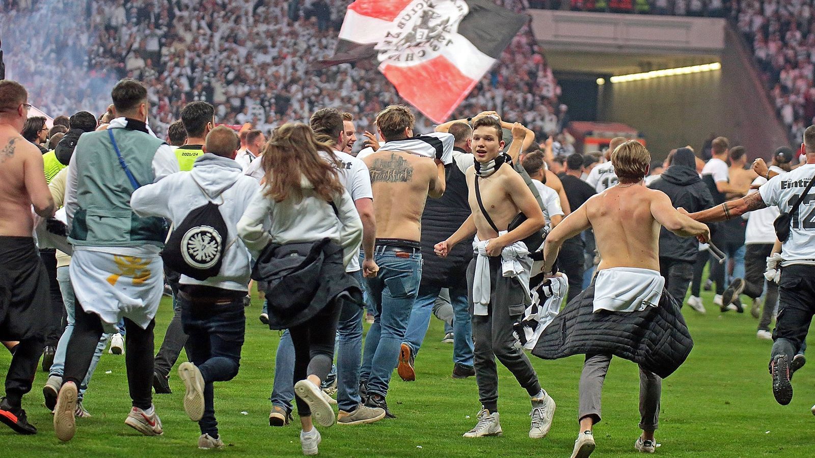 
                <strong>Platzsturm in Frankfurt: SGE-Fans gehen nach Finaleinzug gegen West Ham United steil</strong><br>
                
              