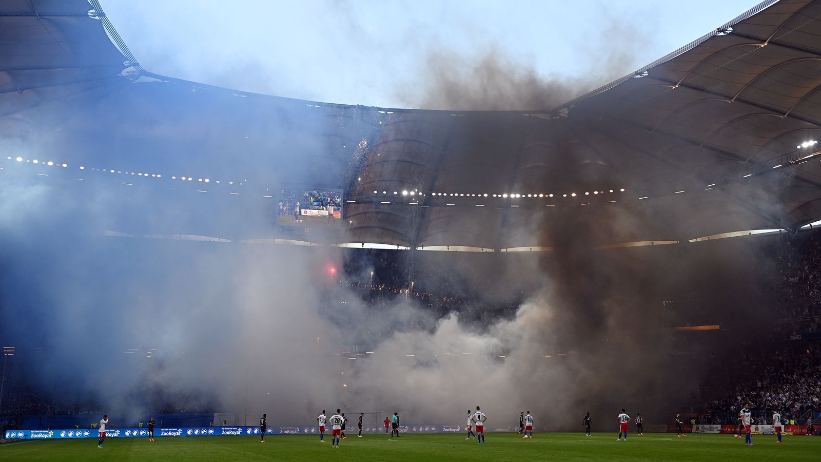 
                <strong>Rauch verzögert Anstoß der zweiten Halbzeit</strong><br>
                Als die Spieler zu Beginn der zweiten Halbzeit rauskamen, wurde dann erneut Pyrotechnik gezündet, was zu einer Verzögerung des Anstoßes führte. 
              