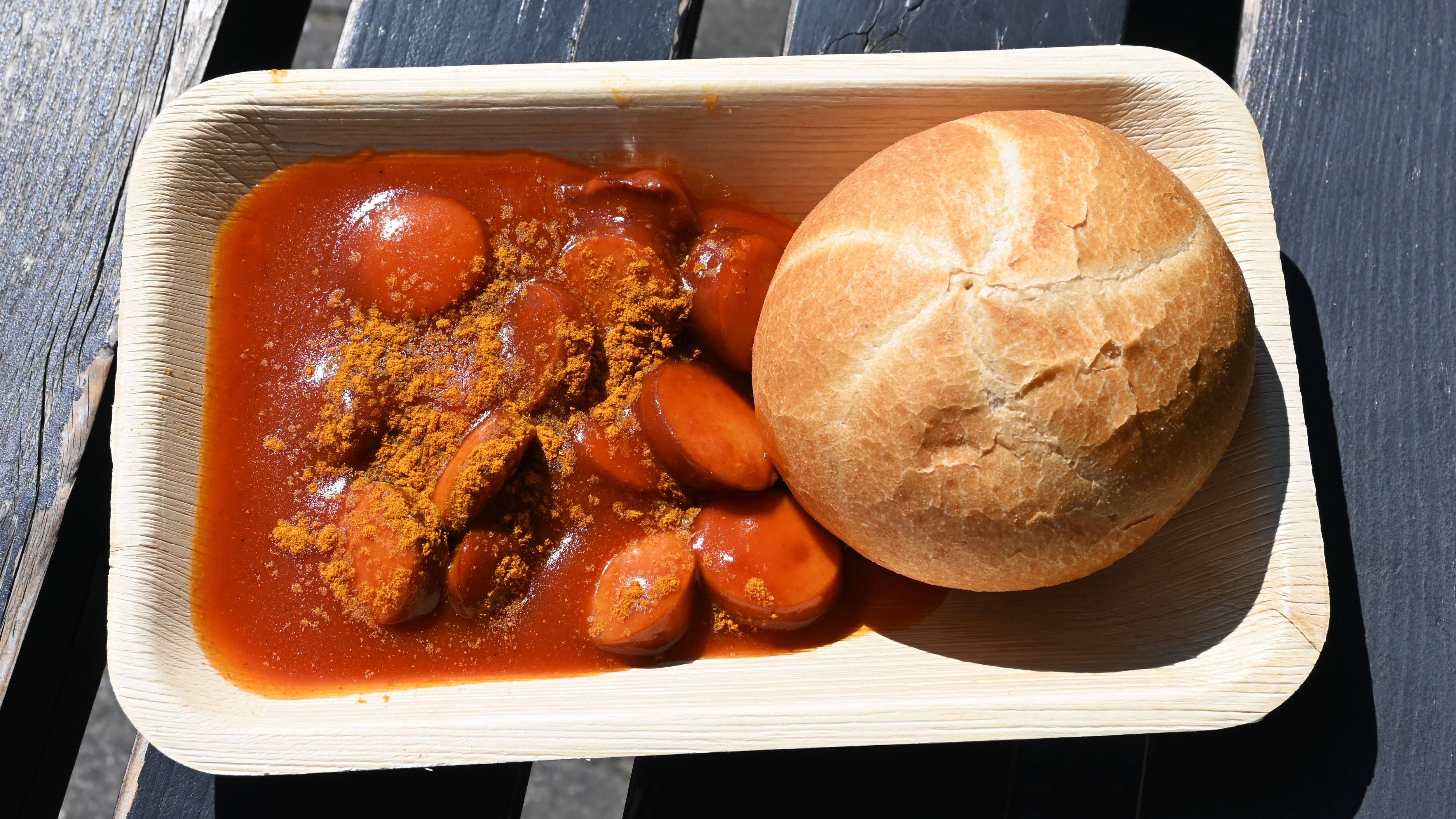 <strong>Rostbratwurst im Brötchen:<br></strong>7€<br><br><strong>Currywurst mit Brötchen:<br></strong>8€