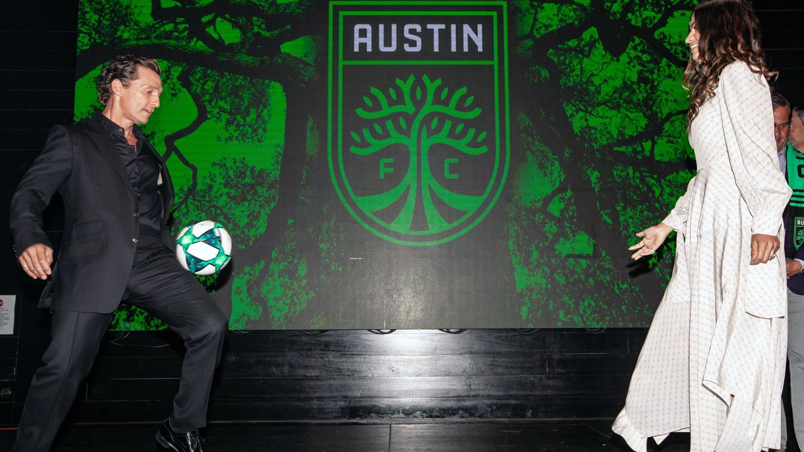 <strong>Matthew McConaughey (Austin FC)</strong><br>Seit 2021 spielt Austin FC in der amerikanischen MLS. Im Hintergrund finanziert unter anderem Hollywood-Star&nbsp;Matthew McConaughey den Verein als Mitbesitzer. Der Oscar-Gewinner zeigte bei der Präsentation des neuen Klubs von Austin sein fußballerisches Talent.&nbsp;