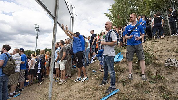 
                <strong>Stehplätze - Hier schaut der wahre Fan</strong><br>
                Dafür dürften viele Engländer die deutschen Fußball-Fans beneiden: Im Gegensatz zur Premier League sind Stehplätze in der Bundesliga erlaubt - wie hier im Darmstädter Merck-Stadion. ran.de zeigt, welche Klubs besonders auf Support im Stehen setzen.
              