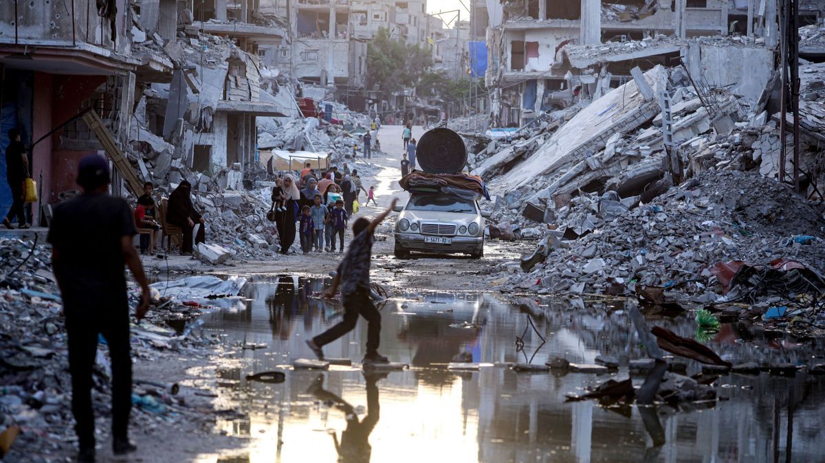 4. Juli 2024, Gazastreifen: Palästinenser gehen an Abwässern vorbei, die in die Straßen der südlichen Stadt Chan Junis fließen. 