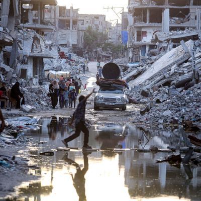 4. Juli 2024, Gazastreifen: Palästinenser gehen an Abwässern vorbei, die in die Straßen der südlichen Stadt Chan Junis fließen. 