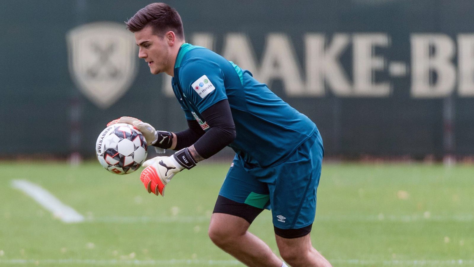 
                <strong>Michael Zetterer (SV Werder Bremen)</strong><br>
                In der Torwart-Hierarchie von Werder Bremen hat der 23-jährige Michael Zetterer auch nach dem Abgang von Jaroslav Drobny zu Fortuna Düsseldorf keinen Platz. Der gebürtige Münchner, der Anfang 2015 von Unterhaching an die Weser kam, bekam im Sommer nur einen neuen Vertrag, damit er sich nach einem Kahnbeinbruch unter bestmöglichen Bedingungen rehabilitieren kann. Dennoch fehlt dem einstigen Talent nun schon sehr lange Spielpraxis. Zuletzt befand sich Zetterer beim Drittligisten Würzburg im Probetraining, zu einem Transfer kam es jedoch nicht. Zurück an der Weser, könnte der Torwart trotzdem bis Ende Januar das Weite suchen. Ansonsten dürften sich die Wege im Sommer 2019 trennen, wenn Zetterers Vertrag ausläuft.
              