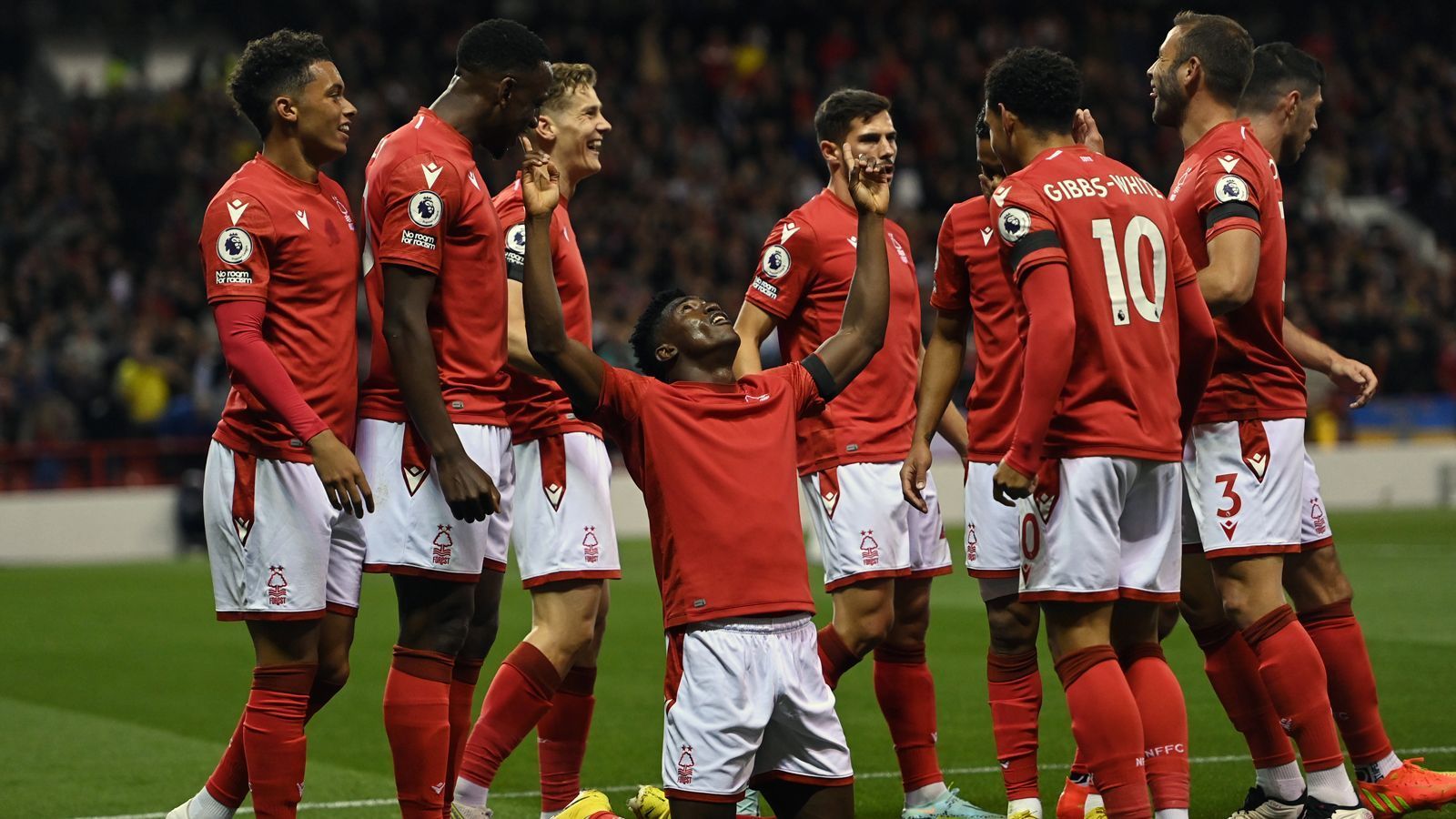 
                <strong>Nottingham Forest (Premier League/England)</strong><br>
                Mit Nottingham Forest hat ein bereits in der Vergangenheit sehr erfolgreicher Klub die Rückkehr in die Premier League geschafft. Der Sieger im Landesmeister-Pokal von 1979 und 1980 hat den Kader nach dem Aufstieg in Englands Fußball-Oberhaus im Sommer 2022 einem Komplettumbau unterzogen. Über 20 Neuzugänge holten "The Tricky Trees" nach der Rückkehr in die Premier League, unter anderem vorherige Bundesliga-Profis wie den Ex-Mainzer Taiwo Awoniyi (Mi.). Diese Ansammlung neuer Stars zu einem funktionierenden Team zu formen, welches in der Premier League bestehen kann - das ist im Real Life für Coach Steve Cooper die Herausforderung in der Saison 2022/23 und gleichermaßen für die FM-Zocker, die sich für einen Nottingham-Save entscheiden. 
              