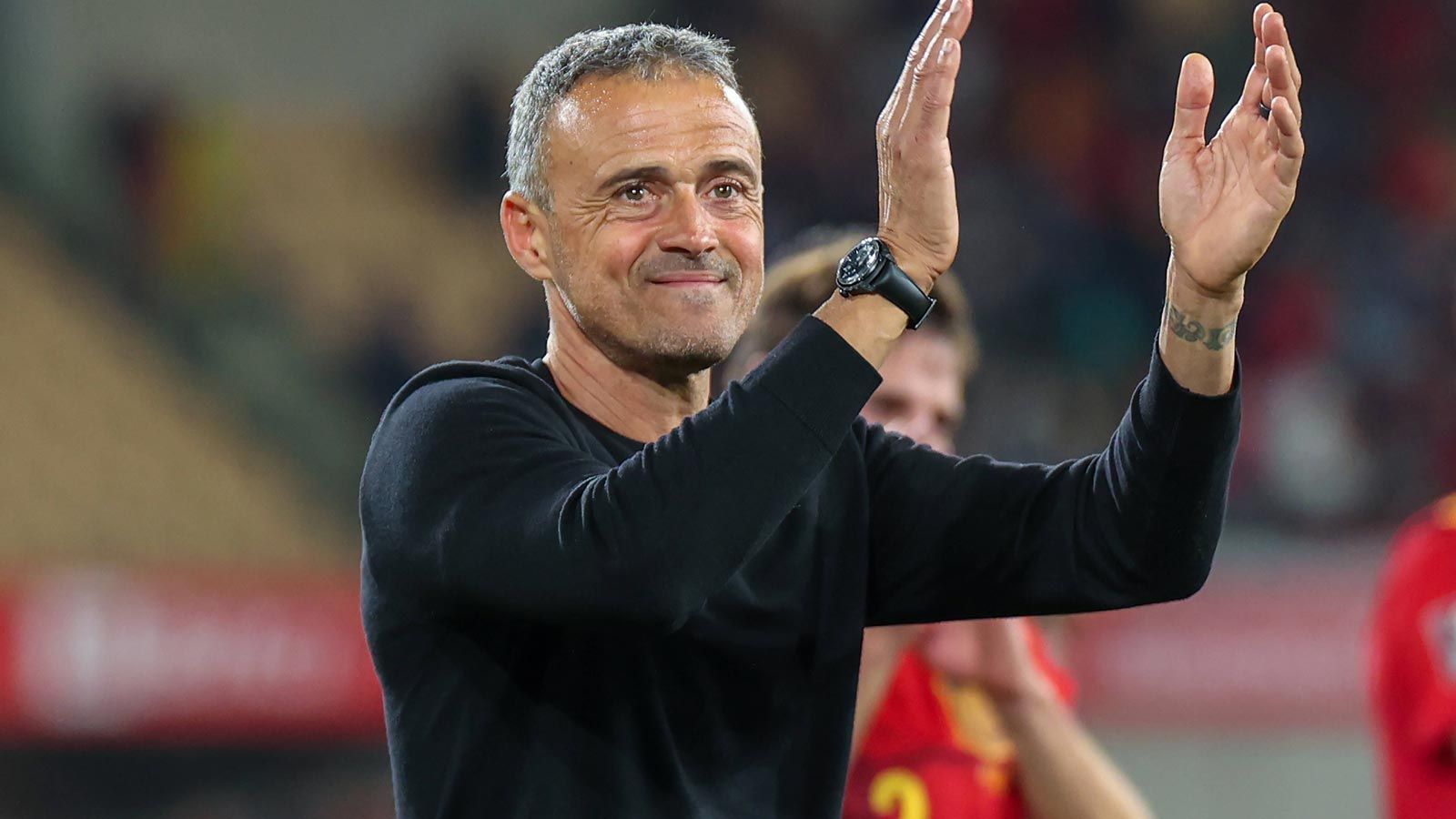 
                <strong>Luis Enrique (spanische Nationalmannschaft)</strong><br>
                Geht es nach Cristiano Ronaldo, heißt der kommende Coach der "Red Devils" Luis Enrique. Der spanische Nationaltrainer soll die Wunschlösung des portugiesischen Superstars sein. Angesprochen auf ein mögliches Engagement bei Manchester United, antwortete Enrique allerdings: "Ist heute schon der 1. April?" Interesse scheint der 51-Jährige also eher nicht zu haben.
              