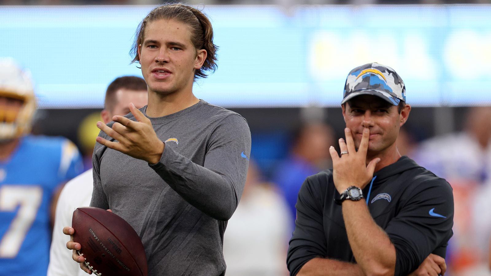 
                <strong>AFC West: Los Angeles Chargers</strong><br>
                &#x2022; Head Coach: Brandon Staley (r.)<br>&#x2022; Quarterback: Justin Herbert (l.)<br>&#x2022; Platzierung nach Regular Season: 2. der AFC West (Division), Platz 5 in der AFC (Conference)<br>&#x2022; Stadion: SoFi Stadium (Inglewood, Kalifornien)<br>&#x2022; Gegründet: 1960<br>
              