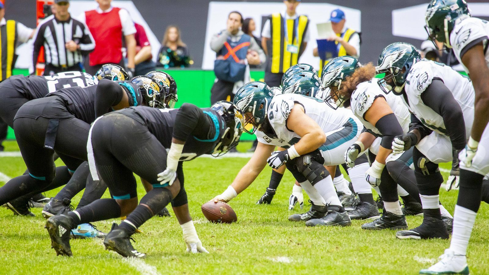 
                <strong>Gerüchte um Deutschland-Spiel</strong><br>
                Konkretere Gerüchte um ein Spiel in Deutschland äußerte damals Chris Halpin, Chef-Stratege und Expansions-Verantwortlicher der NFL Anfang 2021. Mit einem neuen internationalen Rotationssystem wurde festgelegt, dass vier Spiele außerhalb der USA stattfinden und jedes NFL-Team mindestens ein Mal in acht Jahren ein internationales Spiel absolvieren muss. Dafür suchte die NFL neue Standorte. Als zwei potentielle Ziele nannte Halpin Kanada und auch Deutschland - die beiden Länder mit dem größten Marktanteil an Zuschauenden nach den Vereinigten Staaten.
              