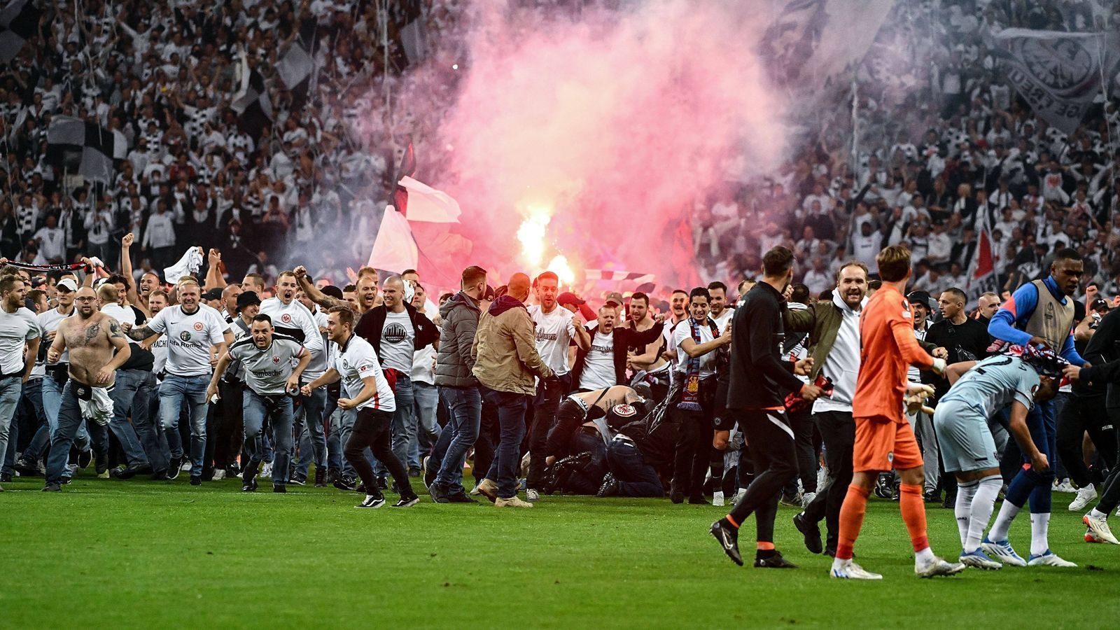 
                <strong>Platzsturm in Frankfurt: SGE-Fans gehen nach Finaleinzug gegen West Ham United steil</strong><br>
                
              