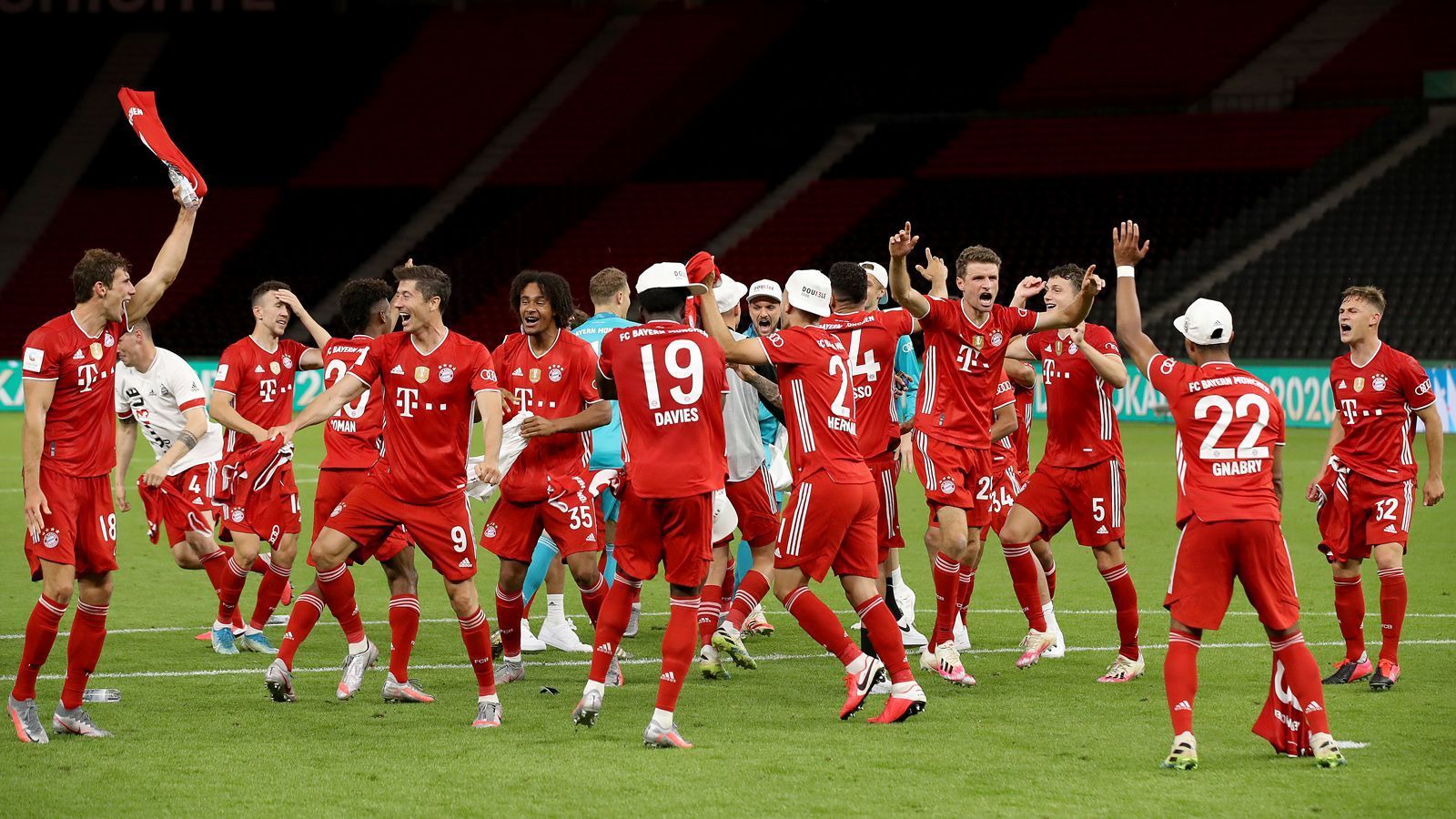 
                <strong>2. Titel: DFB-Pokal</strong><br>
                Am 4. Juli 2020 machten die Bayern das Double perfekt. Mit einem ungefährdeten 4:2 im Finale gegen Bayer Leverkusen sicherten sich die Münchner den 20. Pokalsieg ihrer Geschichte. Alaba, Gnabry, zweimal Lewandowski. Leverkusen hatte dem an diesem Abend nicht viel entgegenzusetzen. 
              