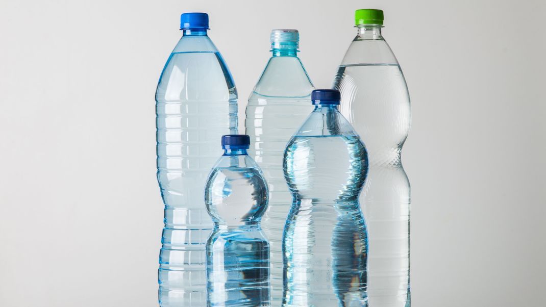 Norma, Rewe und Penny rufen Wasser in 0,5-Liter- und 1,5 Liter-PET-Flaschen zurück. (Symbolbild)