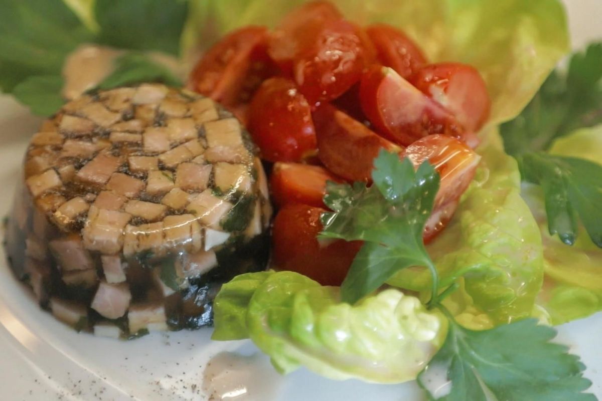 Schillers Leibgericht „Schunken“ in grüner Sülze auf Kopfsalatherzen mit geröstetem Brot
