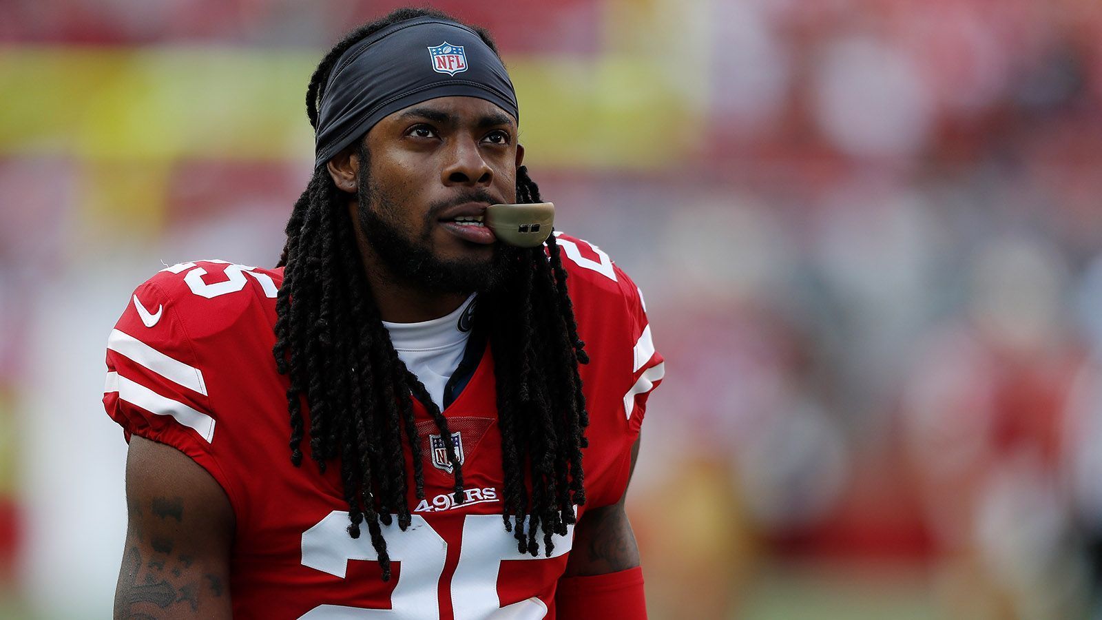 
                <strong>Richard Sherman (San Francisco 49ers)</strong><br>
                Kommen wir nun noch zu den Spielern, die vor der Saison als mögliche Comeback-Player des Jahres galten, bisher aber nicht zu alter Stärke fanden. Richard Sherman ist einer von ihnen. Zwar spielt er in San Francisco eine solide Saison. Mehr aber auch nicht. Gegnerische Quarterbacks werfen zwar nach wie vor nur ungern in seine Richtung, aber 21 Tackles, ein Sack und vier verteidigte Pässe sorgen dennoch nicht gerade für große Aufregung.
              