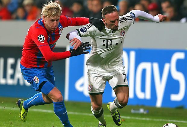 
                <strong>Viktoria Pilsen - FC Bayern München 0:1</strong><br>
                Die Tschechen zeigen im Vergleich zum Hinspiel großen kämpferischen Einsatz und machen der Guardiola-Elf das Leben in der ersten Halbzeit schwer. Zwar hat Bastian Schweinsteiger Pech mit einem Pfostenschuss, doch richtig zur Entfaltung kommen Franck Ribery (r.) und Co. nicht
              