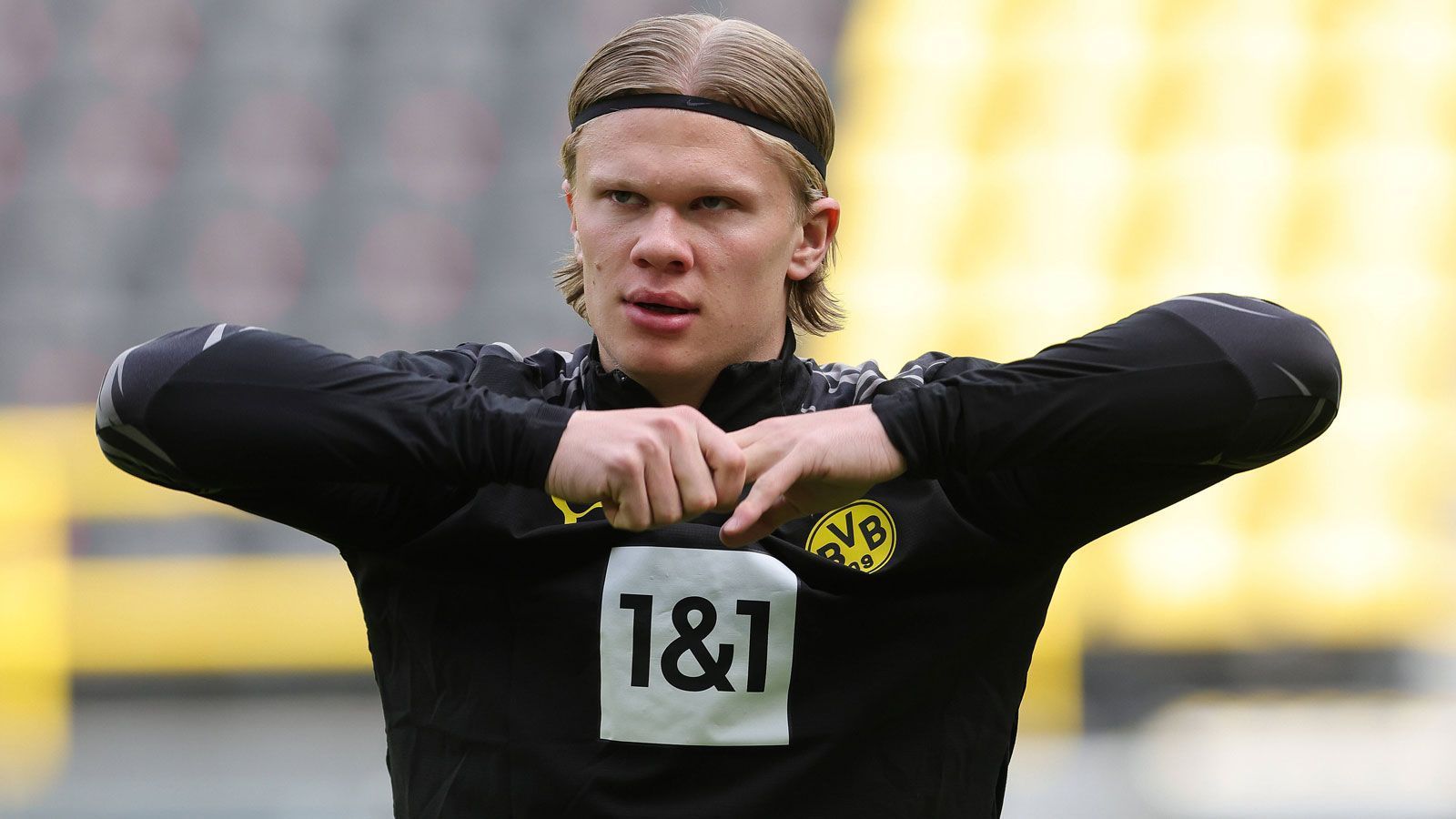 
                <strong>Mögliche Verkaufskandidaten des FC Chelsea für einen Haaland-Deal</strong><br>
                Europas Top-Klubs stehen vor einem Dilemma. Denn sie alle sollen den einen wollen: Erling Haaland. Der ist zwar noch bis 2024 an Borussia Dortmund gebunden, dennoch werden die Spekulationen über einen Transfer nicht so bald abklingen. Berater Mino Raiola wurde auf seiner Europa-Tour mit Stationen in Spanien und England ertappt, vermutlich klopfte er bereits die finanziellen Grenzen der potentesten möglichen Interessenten ab. Denn aufgrund der Corona-Pandemie gestalten sich kostspielige Transfers mindestens äußerst kompliziert. Aber wenn es um Haaland geht, kann die Vernunft durchaus hinten angestellt werden. Auch der FC Chelsea wird als möglicher Abnehmer des Norwegers gehandelt. Das Portal "Football London" hat sich die Mühe gemacht, anhand der Marktwerte auf "transfermarkt" (englische Version) auszurechnen, welche Spieler die "Blues" abgeben müssten, um Haaland verpflichten zu können und im Gegenzug nicht wichtige Säulen der Mannschaft von Trainer Thomas Tuchel zu verlieren. Es wären demnach elf Profis, von denen sich die Londoner trennen müssten. ran.de zeigt sie.
              