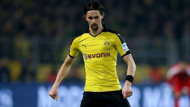 
                <strong>Neven Subotic</strong><br>
                Neven Subotic: Im März stand Neven Subotic das letzte Mal für den BVB auf dem Platz, danach zwangen ihn eine Thrombose im Arm und eine Rippenoperation zu einer monatelangen Pause. Die Reha im Sommer ließ nach "Bild"-Informationen auch einen Wechsel in die Premier League zum FC Middlesbrough platzen. In der vergangenen Woche nahm Subotic nun das Lauftraining auf und könnte in absehbarer Zukunft wieder Fußball spielen.
              