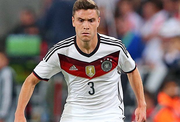 
                <strong>Jonas Hector</strong><br>
                Macht seine Sache insgesamt ordentlich, obwohl auch der Kölner bei Walkers Großchance die Orientierung verliert. Im Gegensatz zu Rudy traut sich Hector auch nach vorne und holt den Elfmeter heraus, den Schweinsteiger verschießt. ran-Note: 3
              