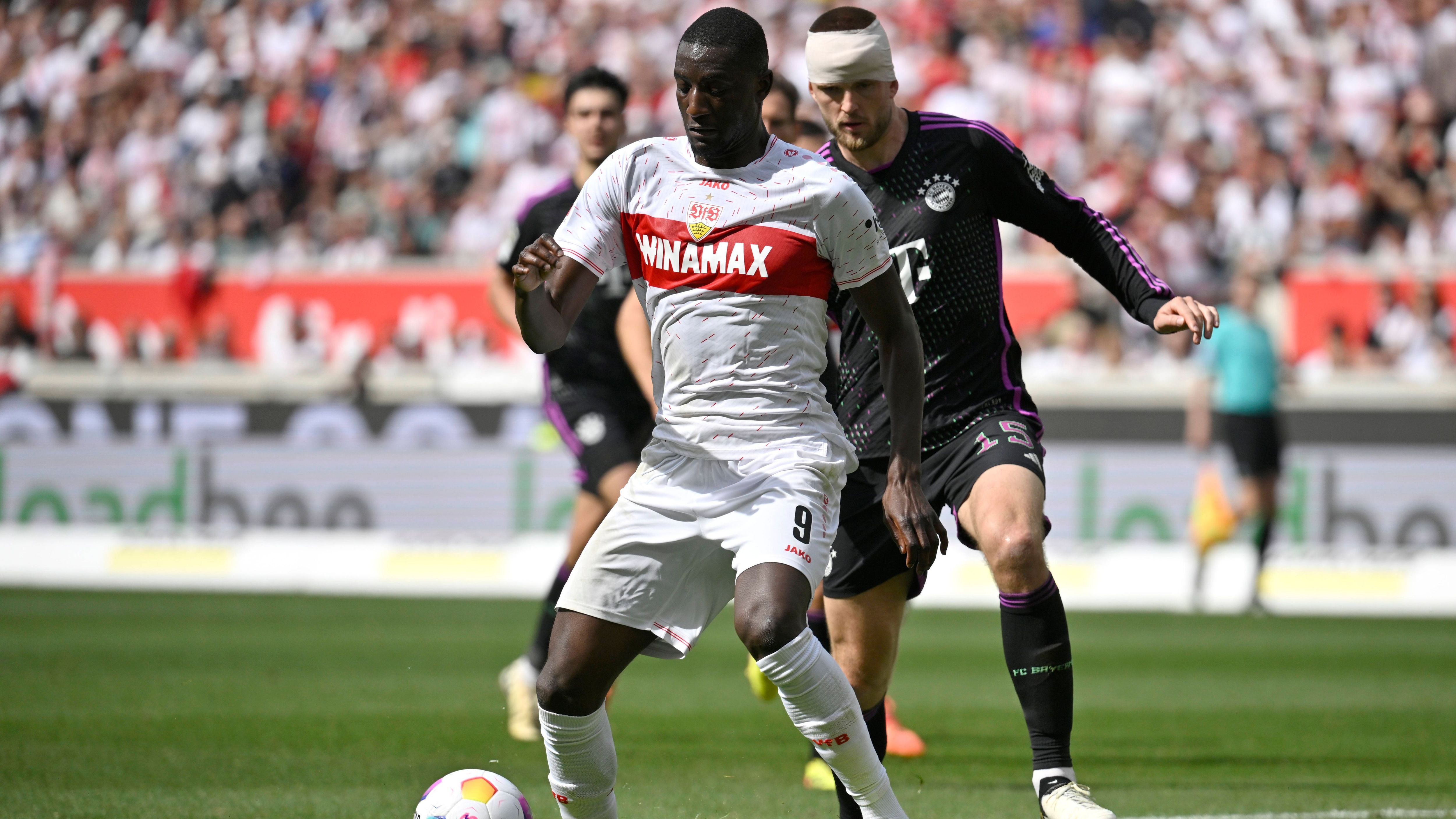 <strong>Serhou Guirassy (VfB Stuttgart)</strong><br>Stuttgarts Toptorjäger hat erst mal einen schweren Stand gegen die Bayern-Abwehr und zudem bei seiner einzigen Großchance in der 28. Minute Pech. Bei einem Schuss, der wohl rechts im Eck gelandet wäre, rettet Bayerns Dier furchtlos per Kopf. Dennoch darf Guirassy spät jubeln, er bereitet das 3:1 für den VfB mit vollem Einsatz gegen Pavlovic vor. <strong><em>ran</em>-Note: 2</strong>