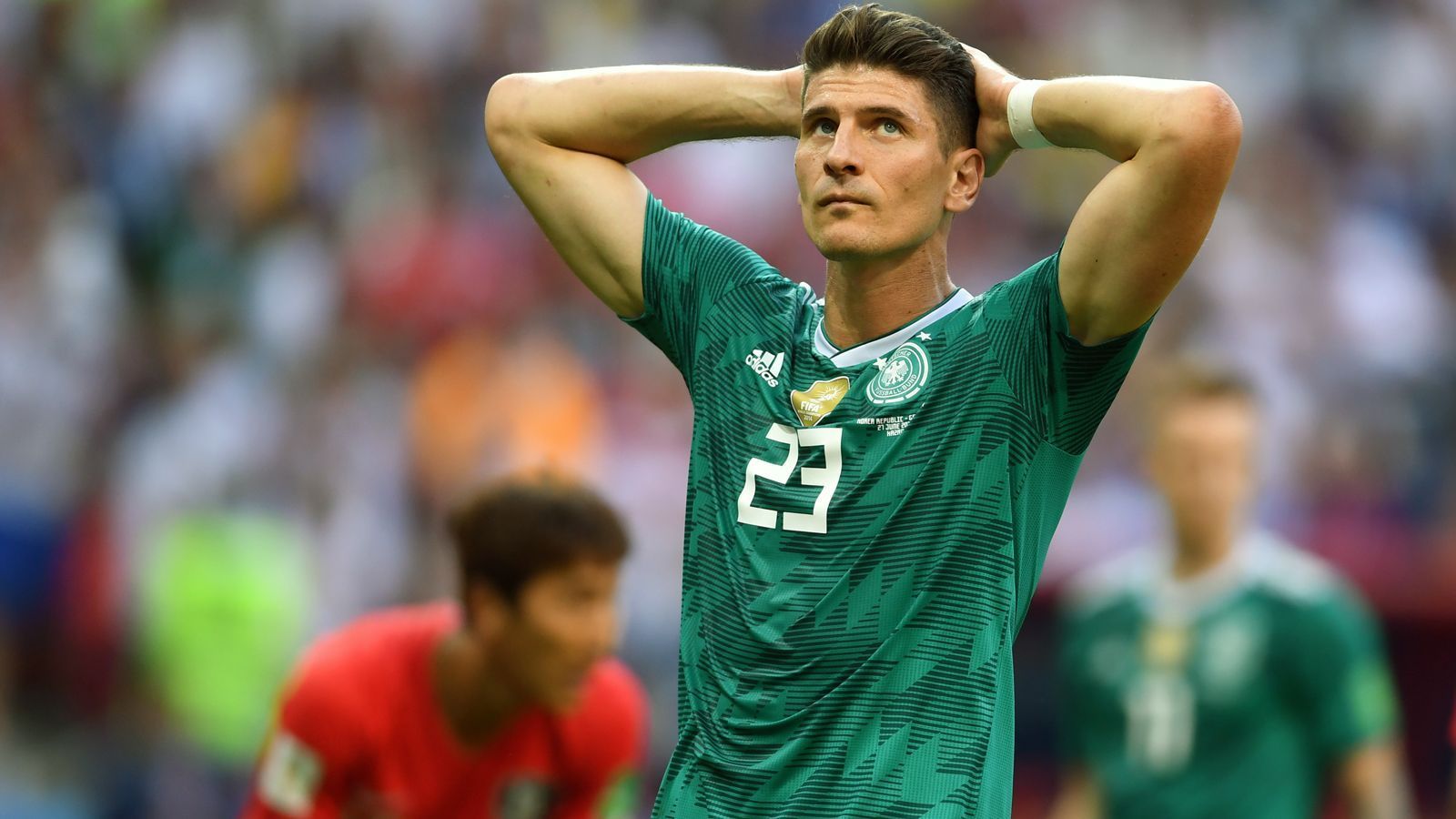 
                <strong>Mario Gomez (Deutschland)</strong><br>
                Neben Özil trat mit Stürmer Mario Gomez ein weiterer DFB-Akteur nach der WM 2018 zurück. "Nun ist es an der Zeit, Platz zu machen und den vielen jungen und hochtalentierten Jungs die Möglichkeit zu geben, ihren Traum zu erfüllen, sich zu beweisen, Erfahrungen zu sammeln und das Beste für Deutschland zu erreichen", erklärte der 33-Jährige vom VfB Stuttgart in einem Statement. In 78 Länderspielen erzielte der Routinier 30 Tore für Deutschland, war zwischen 2008 und 2018 bei diversen EM- und WM-Endrunden mit dabei - nur beim WM-Titel 2014 fehlte Gomez ausgerechnet im DFB-Aufgebot.
              