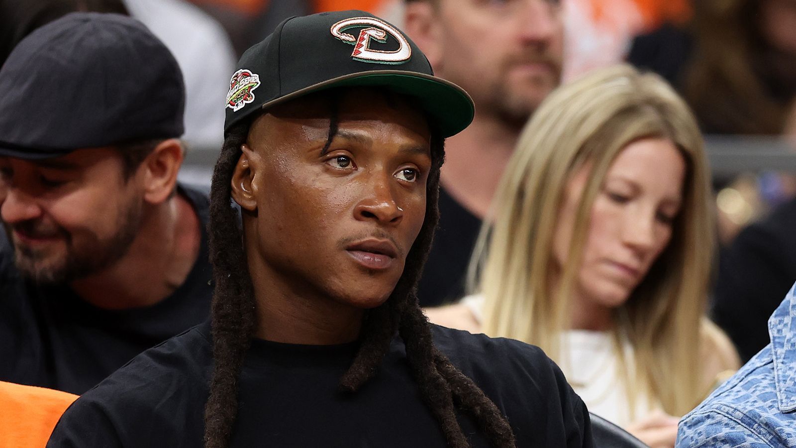 
                <strong>DeAndre Hopkins</strong><br>
                Trifft der Superstar-Fluch der Tennessee Titans nun auch DeAndre Hopkins? Der Top-Receiver kann bislang auf eine beeindruckende NFL-Karriere zurückblicken. In sieben Jahren bei den Texans fing Hopkins Pässe für 8602 Yards und 54 Touchdowns. In Arizona bestritt er in drei Jahren wegen Verletzungen und einer Doping-Sperre nur 35 Spiele, erzielte aber dennoch 2696 Yards und 17 Touchdowns. Bei den Titans trifft er nun auf eine eher lauffreudige Offensive, die mit Derrick Henry den aktuell vielleicht besten Running Back der Liga unter Vertrag hat. Auch deswegen fand sich die Franchise in den vergangenen drei Spielzeiten jeweils im unteren Drittel der Passing Yards wieder.
              