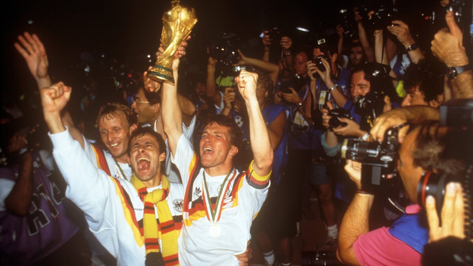 
                <strong>WM-Finale 1990: Argentinien - Deutschland</strong><br>
                Sonntag, 8. Juli 1990 in Rom. Um 21 Uhr pfeift Schiedsrichter Edgardo Codesal Mendez das Finale der Weltmeisterschaft in Italien an. Knapp zwei Stunden später jubelt die deutsche Mannschaft um Lothar Matthäus. Es ist am heutigen Mittwoch also genau 30 Jahre her, dass sich die deutsche Mannschaft um Lothar Matthäus den dritten Stern sicherte. Wir blicken zurück.
              