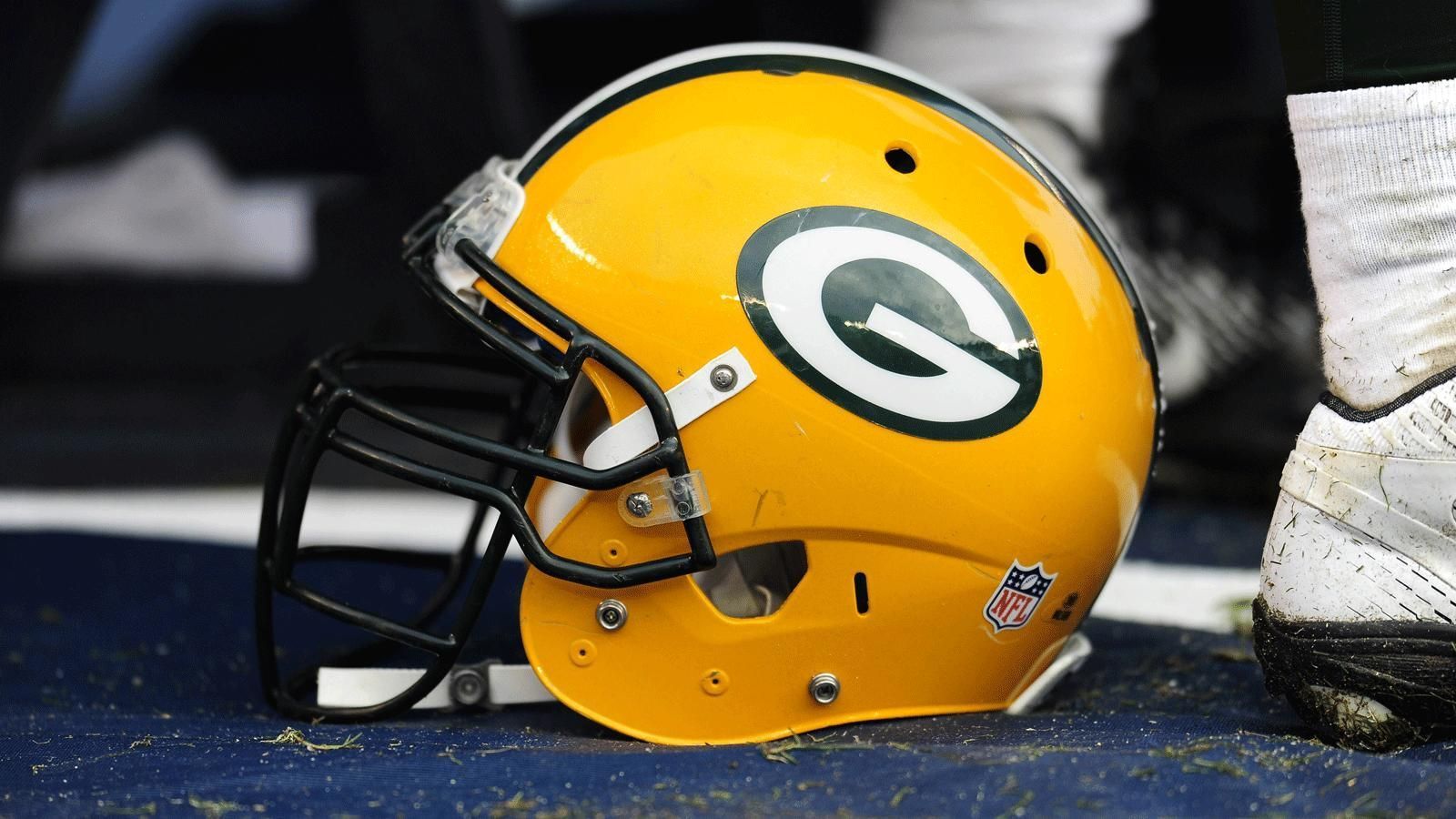 
                <strong>Green Bay Packers</strong><br>
                Die Green Bay Packers wurden im Jahre 1919 gegründet. Einer der beiden Gründer, Curly Lambeau, arbeitete bei der Indian Packing Company (ein Unternehmen im Bereich Fleischkonserven) und bat seinen Arbeitgeber um eine finanzielle Unterstützung für das Football-Team. Dieser machte ganze 500 Dollar locker. Allerdings mit einer Bedingung: Die Mannschaft musste in Anlehnung an das Unternehmen Packers heißen. Rückblickend betrachtet war das Geld gut investiert.
              