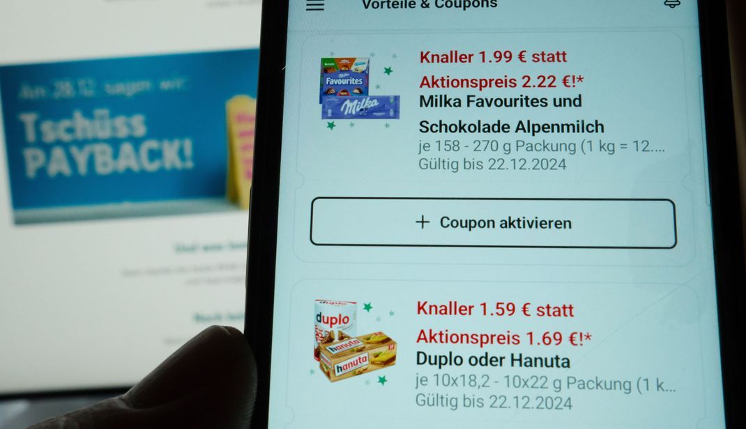 Auf einem Smartphone-Bildschirm ist eine Seite aus einer App des Handelskonzerns Rewe dargestellt. 