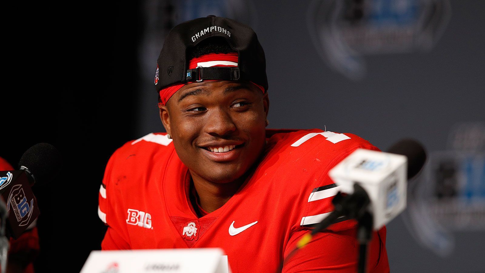 
                <strong>Dwayne Haskins Jr. (Ohio State Buckeyes)</strong><br>
                Position: QuarterbackGeburtstdatum: 3. Mai 1997College-Status: Sophomore (zweites Jahr)Stats 2018: 47 Touchdowns, acht Interceptions, 17 Sacks, 70,2% Completion Rate, 4580 YardsDer 21-Jährige verliert das Finale, aber ist trotzdem ein sehr interessanter Spieler. Er warf mit Abstand die meisten Touchdown-Pässe in dieser College-Saison. Nebenbei übertrumpfte er damit den 20 Jahre lang bestehenden Rekord eines gewissen Drew Brees in der Big Ten Conference. Haskins Jr. sammelte schon in fünf Spielen fünf oder mehr Touchdown-Pässe, zuletzt beendete er eine Partie mit phänomenalen 499 Passing Yards.
              