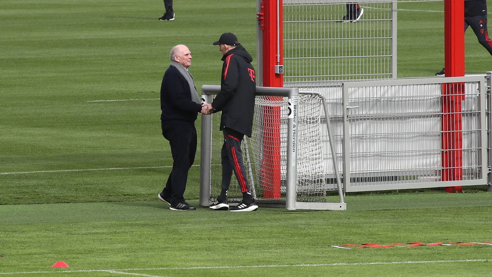 
                <strong>Uli Hoeneß trifft Thomas Tuchel beim Bayern-Training</strong><br>
                Um 11 Uhr sollte das Training beginnen, Hoeneß war bereits um 10:15 Uhr da und suchte das Gespräch mit Tuchel, der gerade ein kleines Tor auf den Platz am Trainingsgelände an der Säbener Straße trug.
              