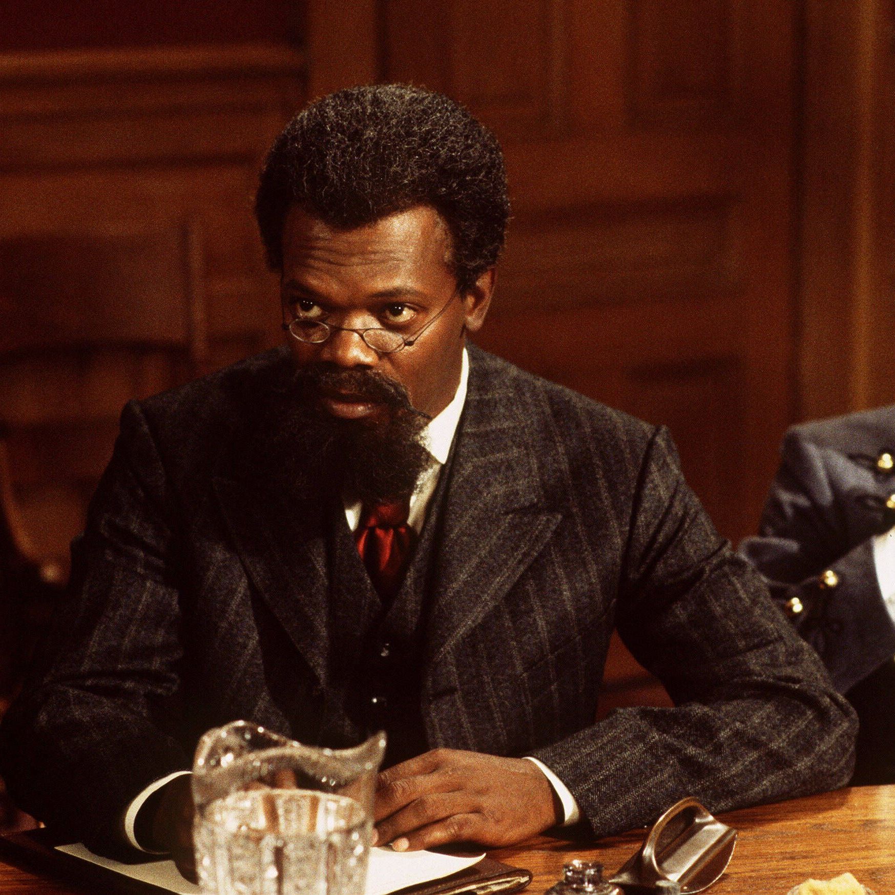 "Anschlag in Westpoint" mit Samuel L. Jackson in einem Gerichtssaal in einer angespannten Diskussion. 