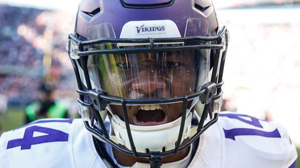 
                <strong>Stefon Diggs</strong><br>
                Stefon Diggs: Der einzige Wide Receiver im Vikings Roster, der im vergangenen Jahr überzeugt hat. Diggs wurde ähnlich spät wie Böhringer gedrafted (2015 / Runde 5 / Pick 143). In seiner Rookie Saison kam er ab Woche vier zum Einsatz und lieferte beeindruckende Zahlen: In 13 Spielen der Regular Season fing er 52 Bälle für 720 Yards und vier Touchdowns. Diggs hat eine gute Chemie mit dem jungen Quarterback Teddy Bridgwater aufgebaut und wird 2016 vermutlich seine Hauptanlaufstelle sein.
              