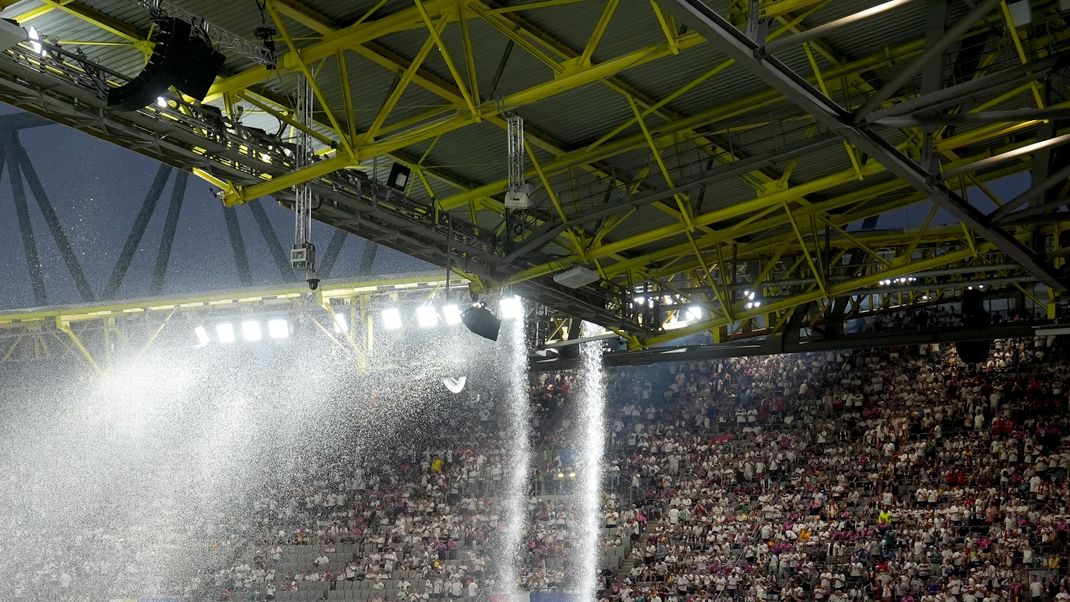 Den Polizeiangaben zufolge war der Unbekannte bereits um 22.27 Uhr auf das Dach des Stadions gelangt. 