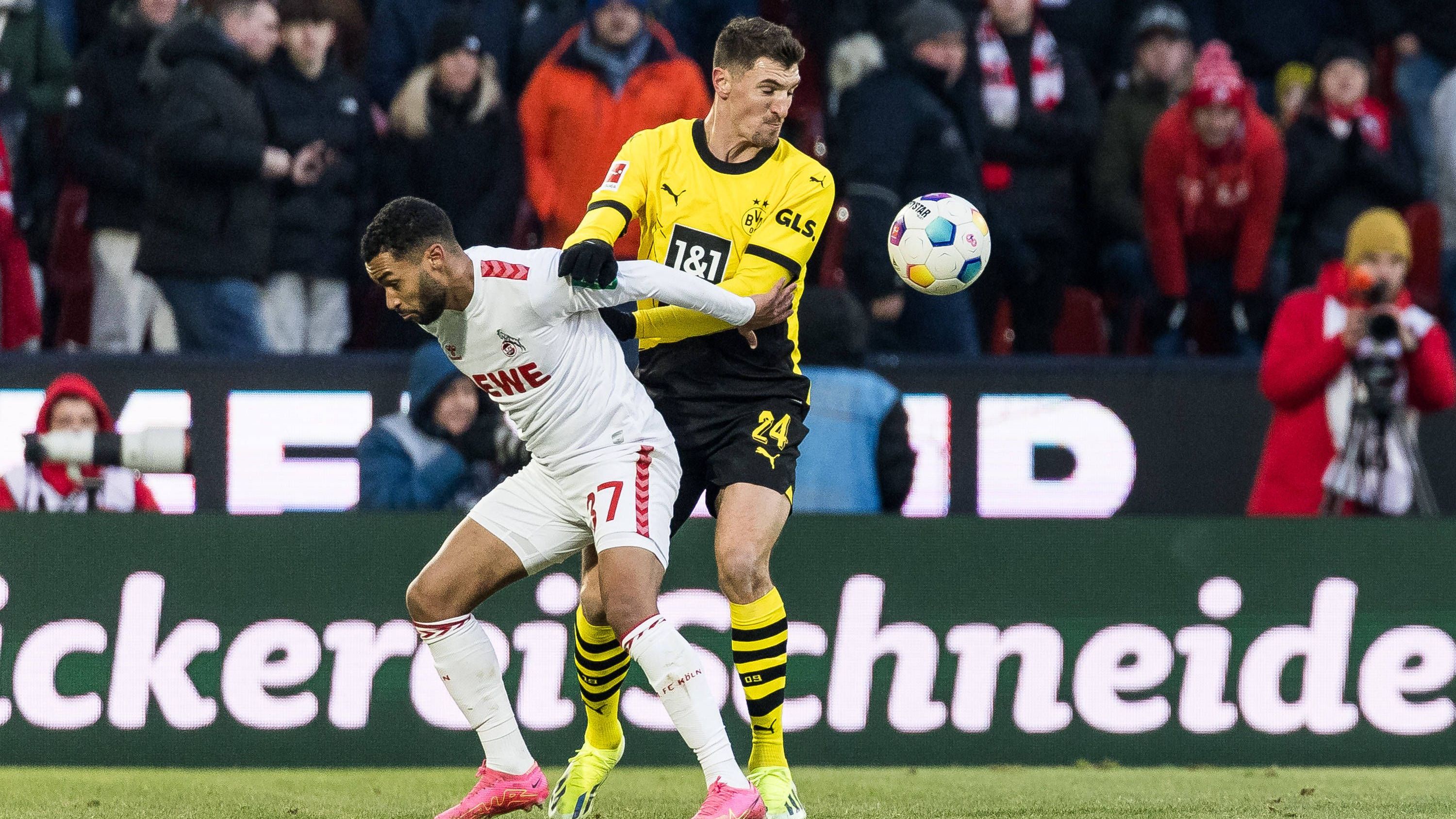 <strong>Thomas Meunier</strong> <br>Dem Belgier verspringt nach einer halben Stunde am eigenen Sechzehner ein Ball, die Kölner bestrafen diesen Patzer aber nicht. Ansonsten steht Meunier hinten souverän und hat Zeit, sich immer wieder mal nach vorne einzuschalten. So auch in der 37. Spielminute, als er nach einer Ecke knapp am Pfosten vorbeischießt. Insgesamt eine sehr ordentliche Leistung. <strong><em>ran</em></strong>-<strong>Note: 3</strong>