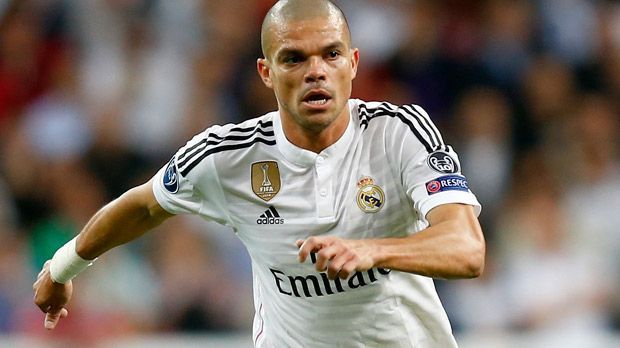 
                <strong>Platz 10: Pepe – Jahresgehalt: 3,8 Millionen Euro</strong><br>
                Platz 10: Pepe – Jahresgehalt: 3,8 Millionen Euro. Der Verteidiger ist der erste Spieler, der es mit seinem Gehalt in die Top 10 schafft. Seit 2007 ist der Portugiese für Real aktiv.
              