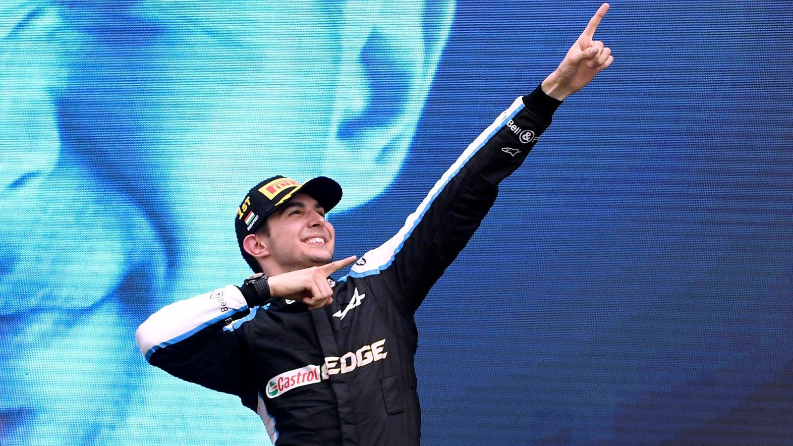 
                <strong>Gewinner: Esteban Ocon</strong><br>
                Nur zwei Rennen in dieser Saison gewannen nicht Mercedes oder Red Bull. Resultierte der Sieg von Daniel Ricciardo im Renault beim Großen Preis von Italien noch aus dem Unfall von Max Verstappen und Lewis Hamilton, ließ Esteban Ocon im Alpine-Renault beim Großen Preis von Ungarn auch die beiden Superstars hinter sich. Für den Franzosen war dies der erste Sieg seiner Formel-1-Karriere. Auch wenn er in der Gesamtwertung sieben Punkte hinter seinem erfahrenen Teamkollegen Fernando Alonso gelandet ist, könnten ihm mit seinen 25 Jahren viele erfolgreiche Jahre in der Formel 1 bevorstehen.
              