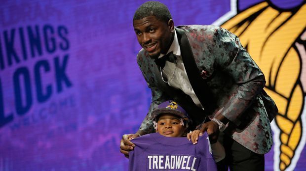 
                <strong>Laquon Treadwell</strong><br>
                Laquon Treadwell: Der Vikings-Erstrundenpick 2016 galt bereits vor dem NFL-Draft als einer der besten College-Receiver. Der 20-Jährige wurde von den Vikings, als vierter Passempfänger im Draft, an 23. Stelle gepickt. Zwar ist er nicht so schnell wie Stefon Diggs, überzeugt aber vor allem mit seiner Physis und guten Händen beim Pass-Fang. Er wird vermutlich den Starting-Job von Mike Wallace übernehmen, der zu den Baltimore Ravens abgewandert ist, und neben Stefon Diggs auflaufen.
              