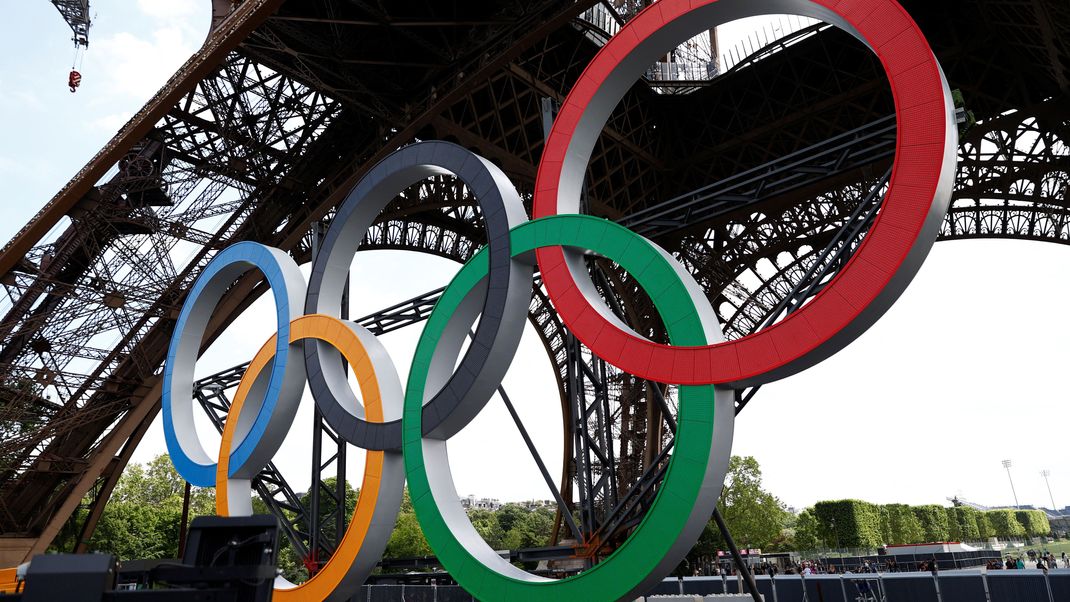 Die Olympischen Ringe vor dem Pariser Eifelturm.