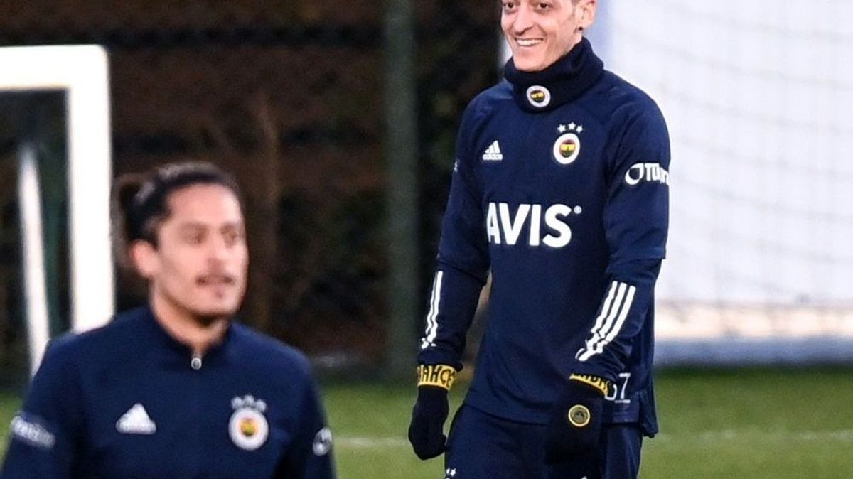 Mesut Özil wird euphorisch begrüßt bei Fenerbahce