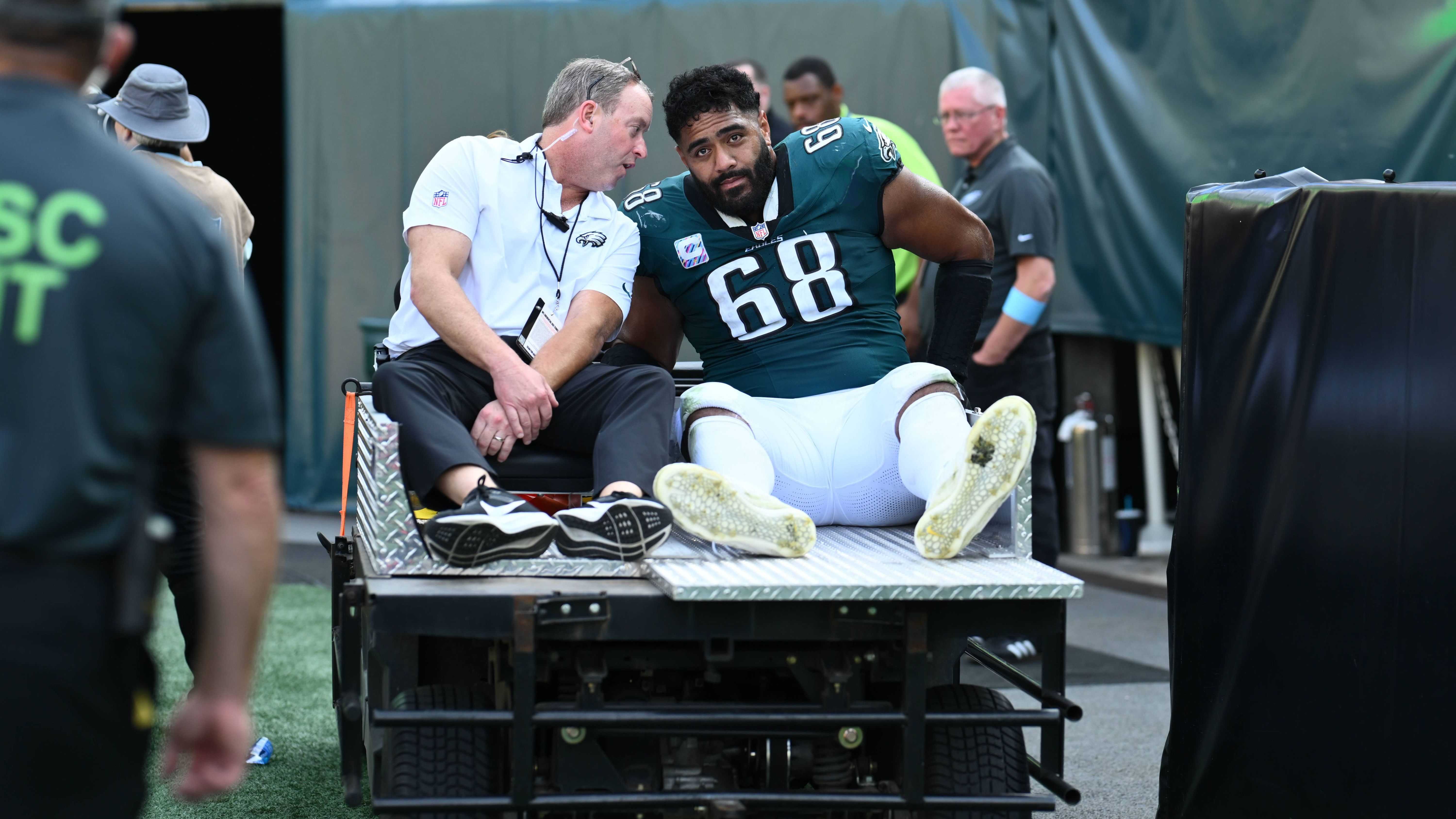 <strong>Jordan Mailata (Philadelphia Eagles)</strong><br>Der Offensive Lineman wird den Eagles erstmal nicht mehr zur Verfügung stehen, Mailata wurde auf die Injured Reserve List gesetzt. Der Left Tackle zog sich im Spiel gegen die Browns eine Oberschenkelverletzung zu und wird der Franchise zufolge einige Wochen aussetzen müssen.